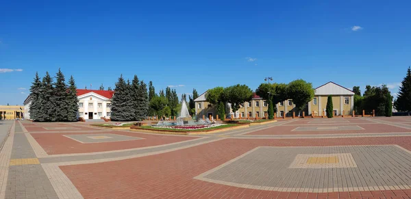 Gryazi, Rusland - 1 Aug. 2018. de panorama van Rode plein met bouw van stadsbestuur — Stockfoto