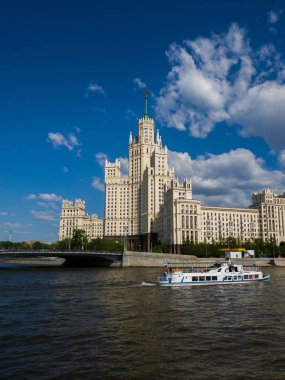 Moscow, Rusya Federasyonu - 12 Mayıs. 2018. Moskova Nehri ters teknede Kotelnicheskaya dolgu üzerinde konut