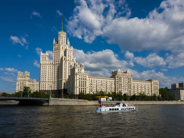 Moscú Rusia Mayo 2018 Barco Una Casa Frente Río Moskva —  Fotos de Stock