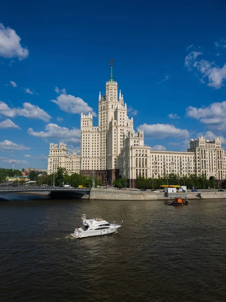 Moskova Venäjä Toukokuuta Vuonna 2018 Vene Moskva Joen Vastapäätä Talon — kuvapankkivalokuva