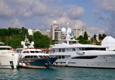 Sochi, Rusya Federasyonu - Haziran 22018. Modern bir yat limanı.