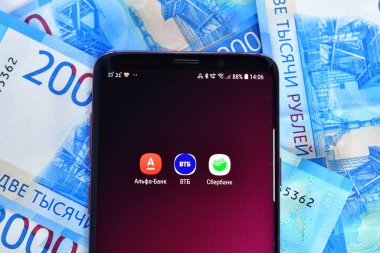 Moskova, Rusya - 23 Temmuz. 2018. belgili tanımlık telefon ile mobil uygulama Sberbank, Vtb ve Alfa online ve para.