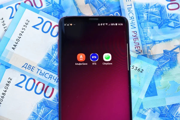 Moscú Rusia Julio 2018 Teléfono Con Aplicación Móvil Sberbank Vtb — Foto de Stock