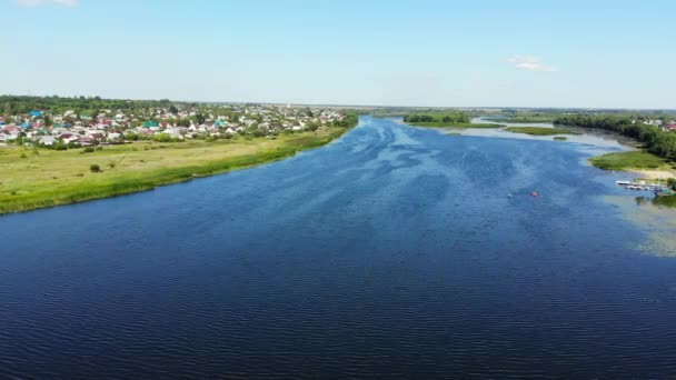 Река Матыра в городе Грязи в России, аэросъемка — стоковое видео