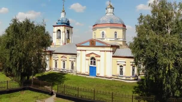 Knjazhaja Baygora (Rusland), kerk van de geboorte van Christus in 1815 gebouwd — Stockvideo