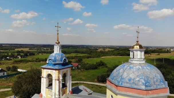 Flug in der Nähe des Kreuzes der alten Kirche, Russland — Stockvideo