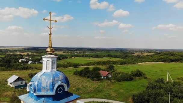 古い村の教会、ロシアの交差の近くの飛行 — ストック動画
