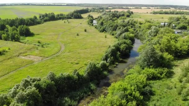 Paisagem rural com vista para um pequeno rio na Rússia — Vídeo de Stock