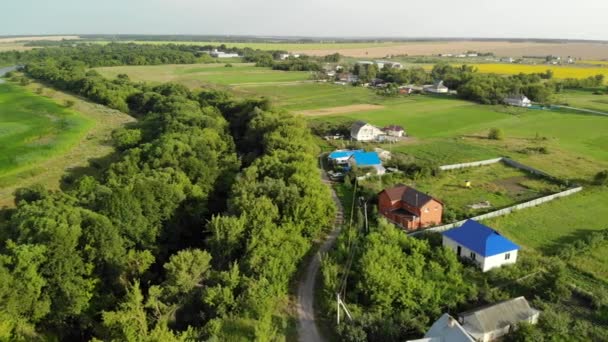 Dorpen aan de bank van de rivier in Rusland — Stockvideo