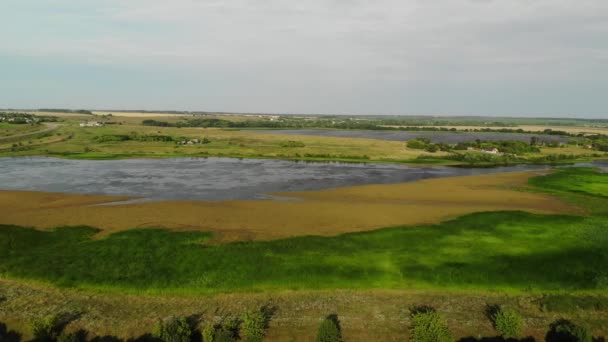 Vue des hauteurs à l'étang en Russie — Video