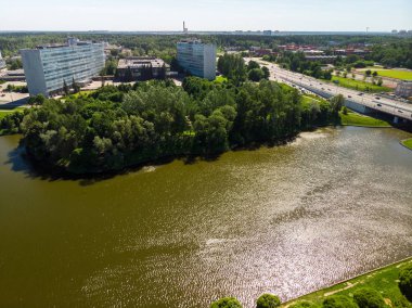 Köprü ve büyük şehir gölet ve Zelenograd Rusya'da zafer Parkı.