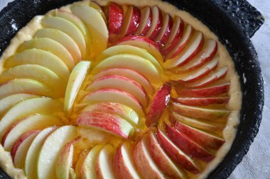 Bal ile ham bir elmalı turta