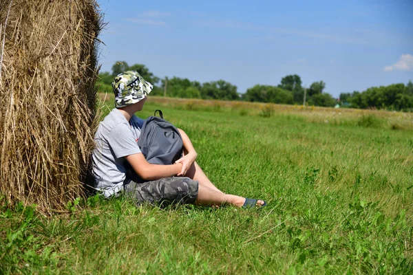 Подросток Рюкзаком Сидящим Рядом Пачкой Соломы — стоковое фото