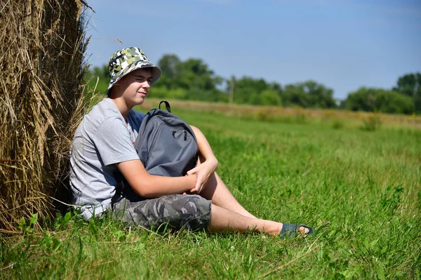 Adolescent Avec Sac Dos Assis Côté Une Pile Paille — Photo