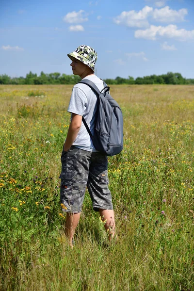 Teenager Backpack Standing His Back Meadow — Stock Photo, Image