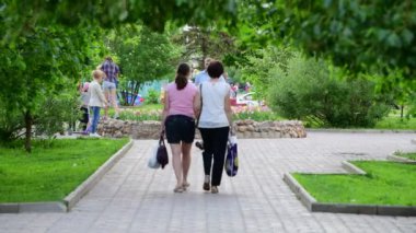 Moscow, Rusya Federasyonu - 15 Mayıs. 2018. Zelenograd 15 bölge Bulvarı boyunca insanlar yürüyüş