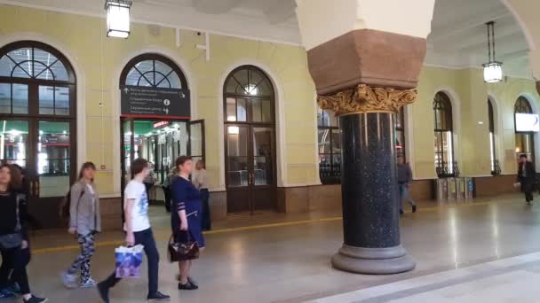 Moskau, Russland - 21. Mai. 2018. Innenausstattung des Bahnhofs Jaroslawl — Stockvideo