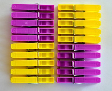 hafif bir arka plan üzerinde sarı ve pembe keten clothespins dönüştürün