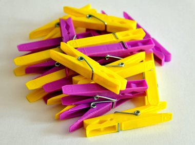 hafif bir arka plan üzerinde sarı ve pembe keten clothespins dönüştürün