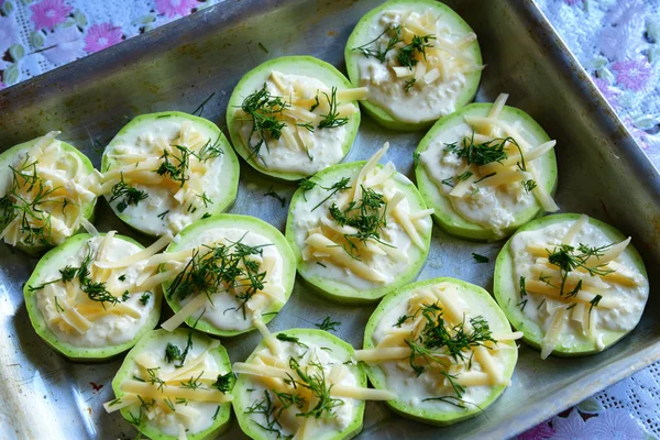 Raw Zucchini Med Ost Och Dill Plåt — Stockfoto