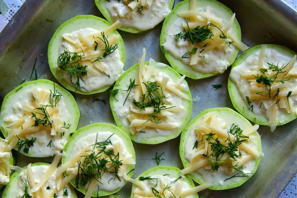 Raw Zucchini Med Ost Och Dill Plåt — Stockfoto