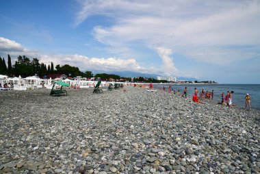 Sochi, Rusya Federasyonu - 5 Haziran. bir Çakıl Plajı: Imereti Bay 2018 insanlar