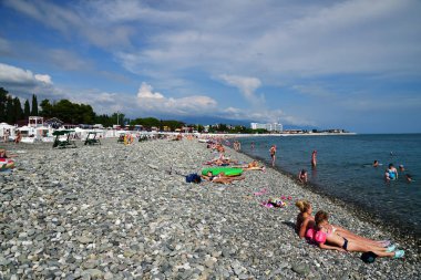 Sochi, Rusya Federasyonu - 5 Haziran. bir Çakıl Plajı: Imereti Bay 2018 insanlar