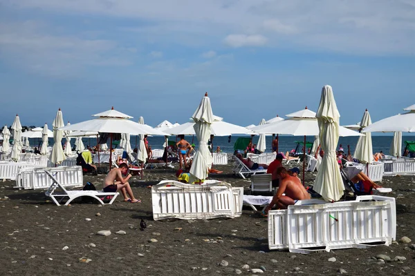 Sochi Rússia Junho 2018 Pessoas Praia Equipadas Com Guarda Sóis — Fotografia de Stock