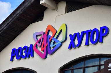 Rosa Khutor, Rusya Federasyonu - 1 Haziran. 2018. amblem tatil otel binası cephe