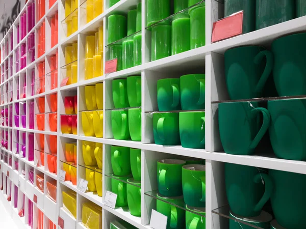 Φλιτζάνια Διάφορα Χρώματα Στέκονται Στη Βιτρίνα Του Καταστήματος — Φωτογραφία Αρχείου