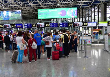 Sochi, Rusya Federasyonu - 6 Haziran. 2018. sıraya kayıt masaları havayolu şirketi bir uluslararası havaalanında Adler Pobeda