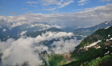 bir yükseklikten Kafkasya dağlarının manzarası
