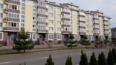 Sochi, Rusya Federasyonu - 5 Haziran. 2018. bisiklet yarışçıları tren otel Barchatnye Sezony ve çöpünü Dom çevresinde