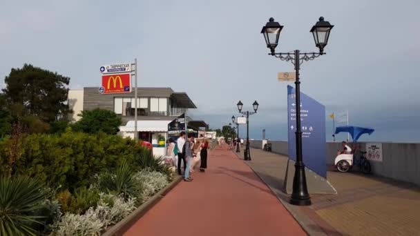 Sochi, Rusland - 5 juni. 2018. de embankment in Imereti Bay — Stockvideo