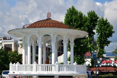 Sochi, Rusya Federasyonu - Haziran 22018. deniz station yakınındaki dolgu üzerinde beyaz çardak