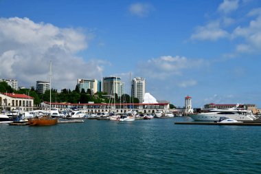 Sochi, Rusya Federasyonu - 2 Haziran. 2018. Yelkenli Yat Limanı iskelede