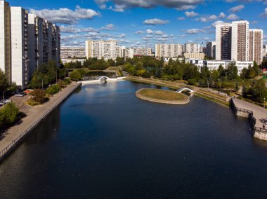 bir şehir gölet ve Rusya'nın Moskova Zelenograd evlerde yükseklikten görüntülemek