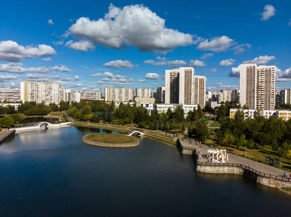 从城市池塘和房子的高度看莫斯科俄国的 Zelenograd — 图库照片