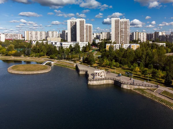 从城市池塘和房子的高度看莫斯科俄国的 Zelenograd — 图库照片