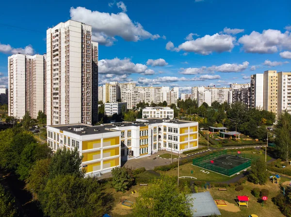 Κατοικημένη Περιοχή Ένα Νηπιαγωγείο Και Γήπεδο Μπάσκετ Στη Μόσχα Της — Φωτογραφία Αρχείου