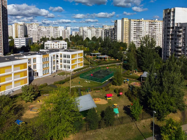 Κατοικημένη Περιοχή Ένα Νηπιαγωγείο Και Γήπεδο Μπάσκετ Στη Μόσχα Της — Φωτογραφία Αρχείου