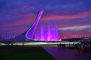 Sochi, Rusya Federasyonu - 29 Mayıs. 2018. Olimpiyat ateşi Firebird kase ve Çeşme Olimpiyat parkta akşam şarkı. 2014 Olimpiyat Oyunları Sochi ana sembolü