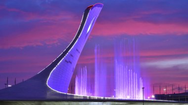 Sochi, Rusya Federasyonu - 29 Mayıs. 2018. Olimpiyat ateşi Firebird kase ve Çeşme Olimpiyat parkta akşam şarkı. 2014 Olimpiyat Oyunları Sochi ana sembolü
