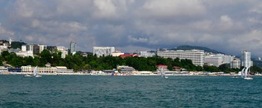Sochi, Rusya Federasyonu - 2 Haziran. 2018. deniz tarafında şehir görünümünü