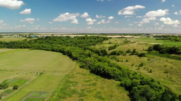 Průzkum z quadrocopter na venkově ve středním Rusku — Stock video