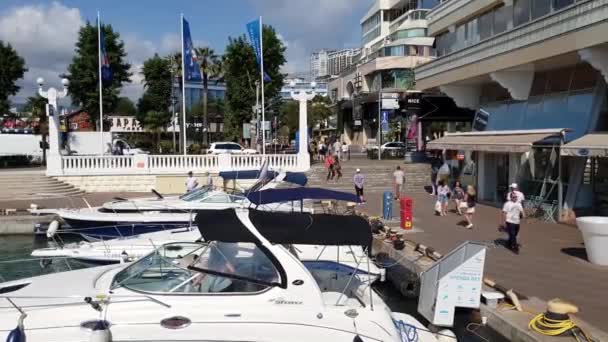 Sochi, Rusya Federasyonu - 2 Haziran. 2018. Yelkenli Yat Sundance iskelede liman içinde — Stok video