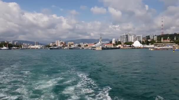 Sochi, Ryssland - 2 juni. 2018. vy från havet till seaport byggnad, bakåt rörelse — Stockvideo