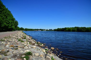 Rusya'nın Moskova bir Kolomenskoye parkta Moskva Nehri'nin kıyısında