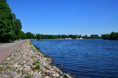 Rusya'nın Moskova bir Kolomenskoye parkta Moskva Nehri'nin kıyısında