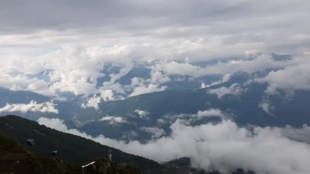 Sochi, Rússia - 2 de junho. 2018. território da estância de esqui Rosa Khutor em montanhas do Cáucaso — Vídeo de Stock